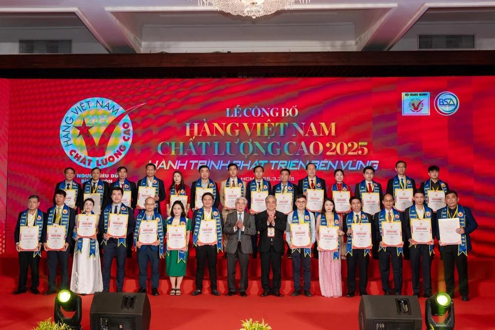 Lễ Công bố Hàng Việt Nam chất lượng cao 2025 với 562 doanh nghiệp tiêu biểu có sản phẩm được người tiêu dùng bình chọn. Vikoda 21 năm đạt danh hiệu Hàng Việt Nam chất lượng cao.jpg