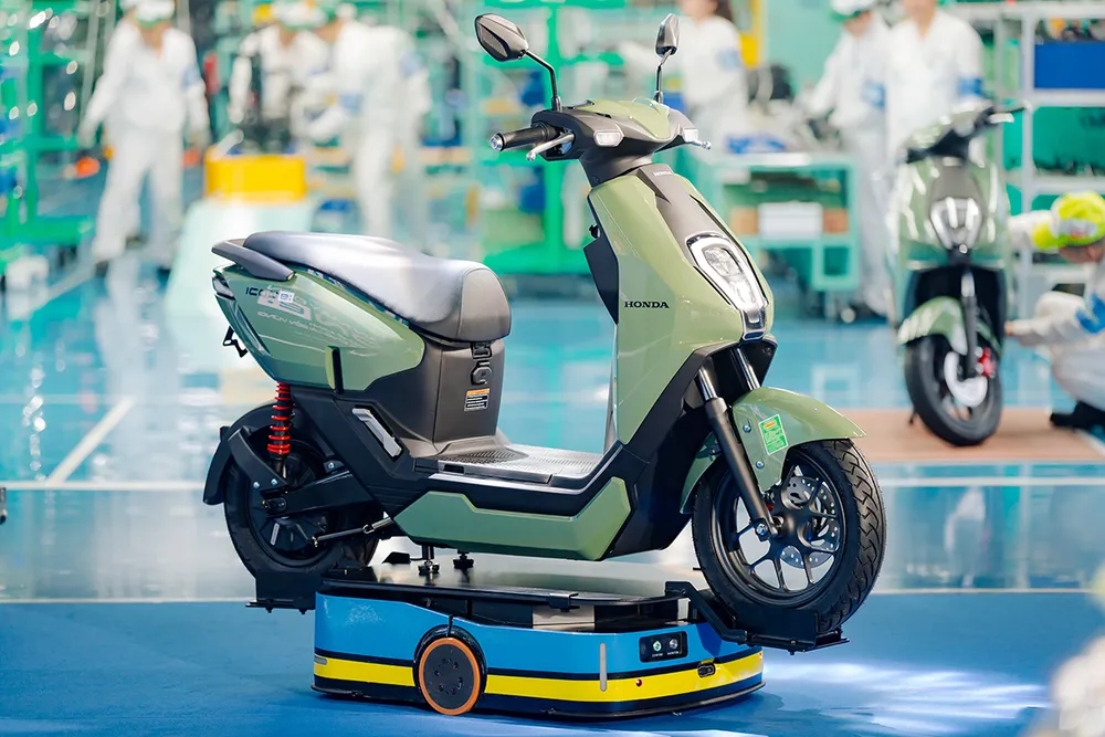 honda-viet-nam-xuat-xuong-chiec-xe-gan-may-dien-icon-e-dau-tien-2.jpg