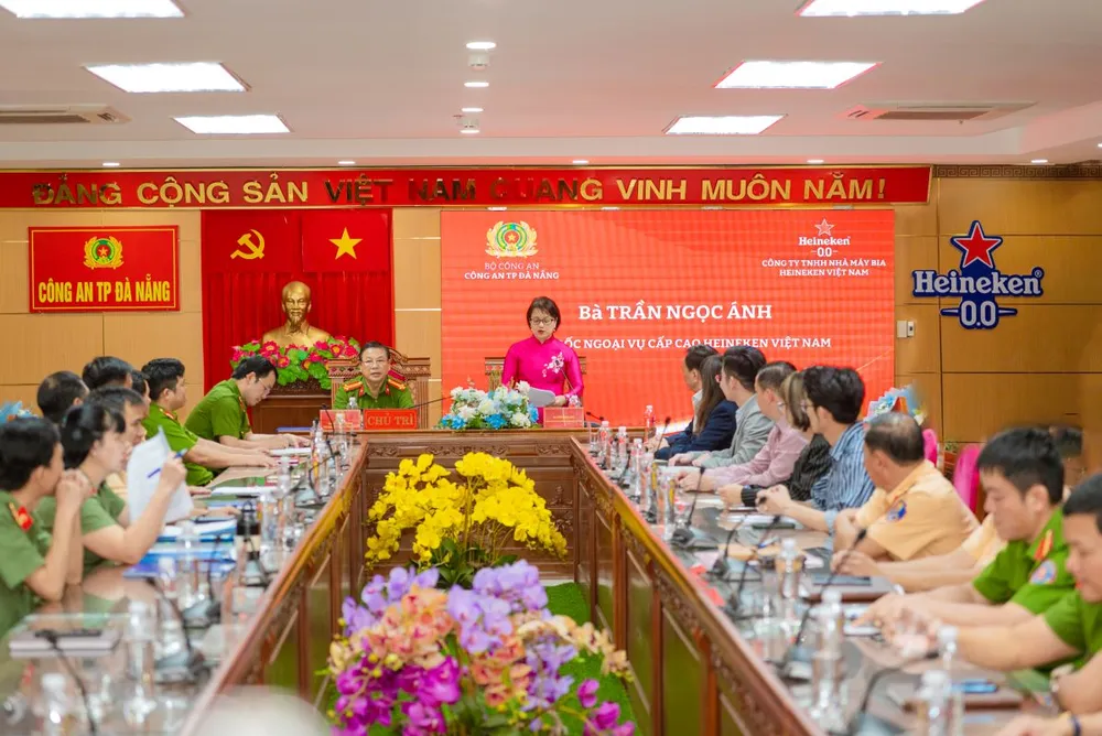 Bà Trần Ngọc Ánh- Giám đốc Ngoại vụ cấp cao Heineken Việt Nam phát biểu tại buổi lễ ký kết biên bản ghi nhớ cùng Công an TP. Đà Nẵng. Nguồn ảnh: Heineken Việt Nam heineken-viet-nam-ky-bien-ban-ghi-nho-cung-cong-an-tp-da-nang-thuc-day-van-hoa-uong-co-trach-nhiem-3.jpg