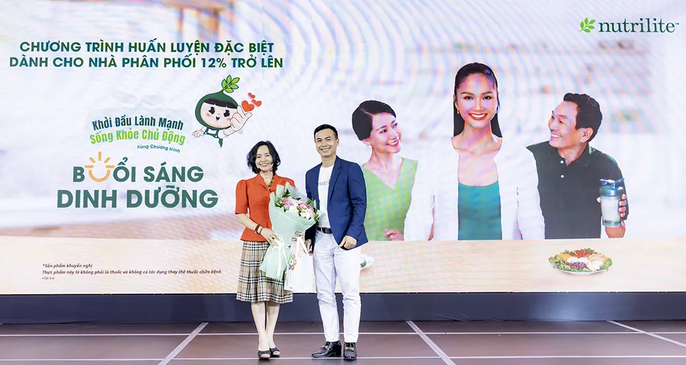 TS.BS Nguyễn Song Tú –Viện Dinh dưỡng Quốc gia và đại diện Amway Việt Nam trong chương trình huấn luyện “Buổi sáng dinh dưỡng” tại TP.HCM. Amway triển khai đào tạo 30.000 nhà phân phối về buổi sáng dinh dưỡng.jpg