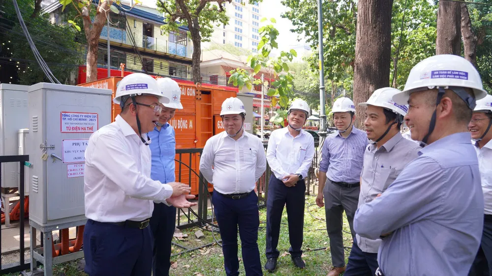 Tập đoàn Điện lực Việt Nam kiểm tra công tác cấp điện dịp lễ 30-4 tại TP.HCM.jpg