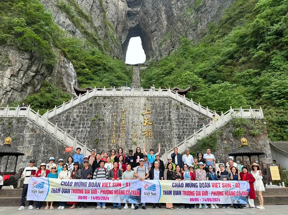 Hai đoàn khách check in cổng trời Thiên Môn Sơn (Ảnh: Viet Sun Travel) du-lich-viet-sun-tang-qua-doc-quyen-tour-phuong-hoang-co-tran.png