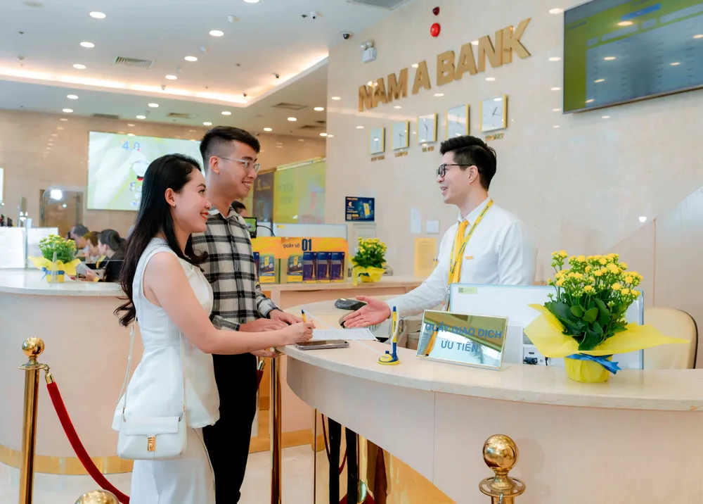 Khách hàng giao dịch tại Nam A Bank. Fitch Ratings đánh giá tích cực về chuẩn mực ESG tại Nam A Bank.jpg
