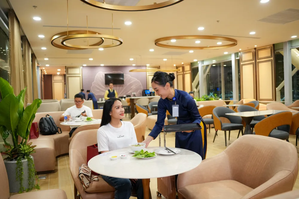 sasco-van-hanh-som-phong-cho-thuong-gia-dong-hanh-cung-nha-ga-t3-don-chuyen-bay-dau-tien-2.JPG