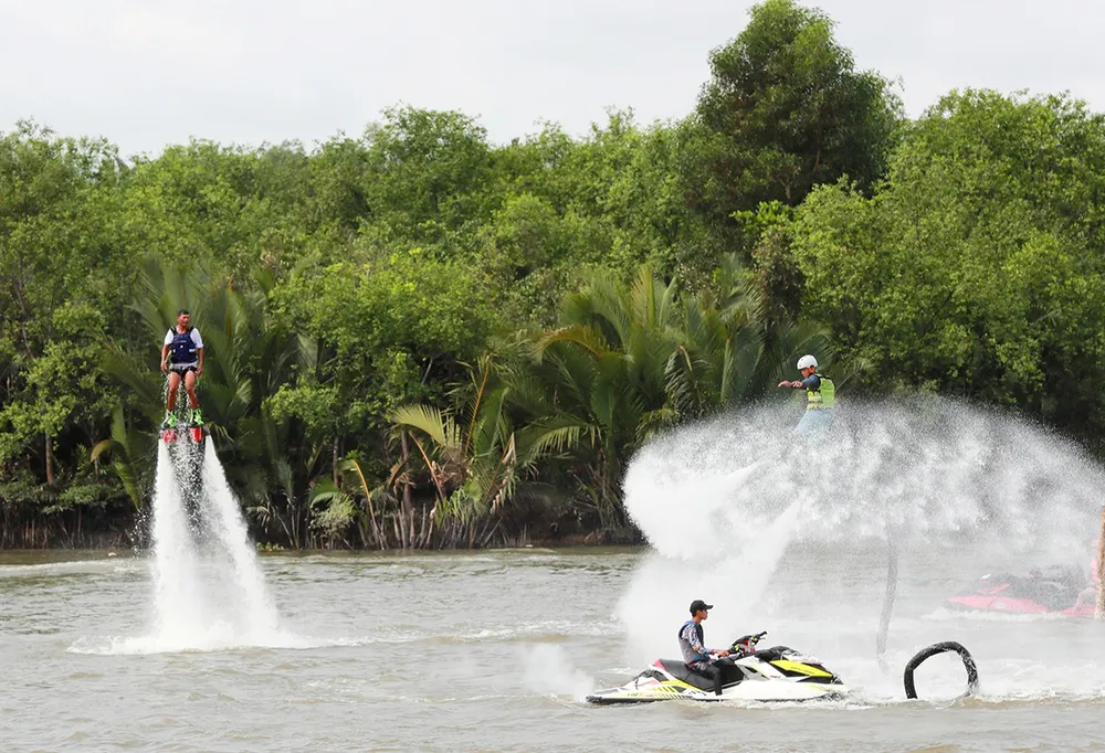 Pha biểu diễn flyboard, môn thể thao dưới nước dùng công nghệ phản lực (ảnh minh họa). 16 giờ ngày 18-4, đón xem biểu diễn diều khổng lồ tại Phú Mỹ Hưng.jpg