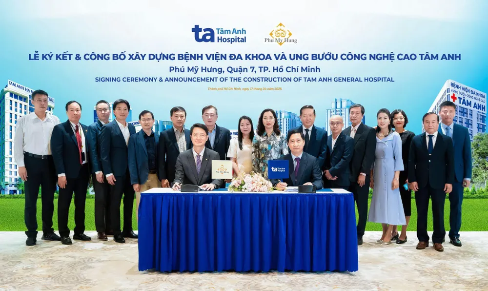Ông Ngô Chí Dũng, Chủ tịch Hội đồng quản trị kiêm Tổng giám đốc Hệ thống Bệnh viện Đa khoa Tâm Anh (phải) và ông Gary Tseng - Tổng giám đốc Công ty Phú Mỹ Hưng cùng ký kết biên bản hợp tác. Ảnh: Hưng Thanh BV Tâm Anh công bố xây dựng thêm bệnh viện đa khoa quy mô 1000 giường, công nghệ cao, chuyên sâu ung bướu.jpg