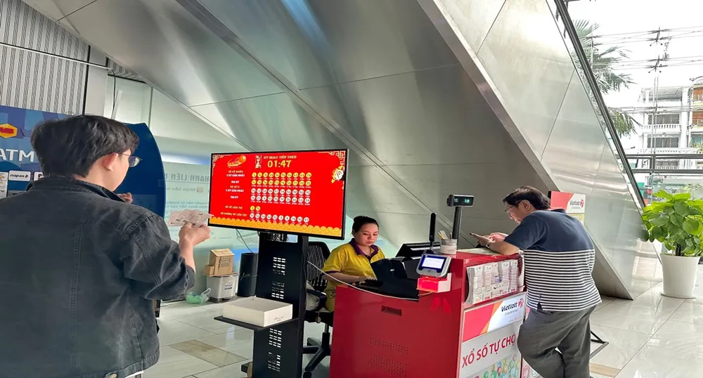Keno là trò chơi xổ số thu hút dân văn phòng dành thời gian để giải trí nhờ quay số nhanh chỉ 8 phút/ kỳ quay, cách chơi đơn giản với giải thưởng hấp dẫn. Dân văn phòng với thói quen giải trí với café và xổ số Keno.jpg