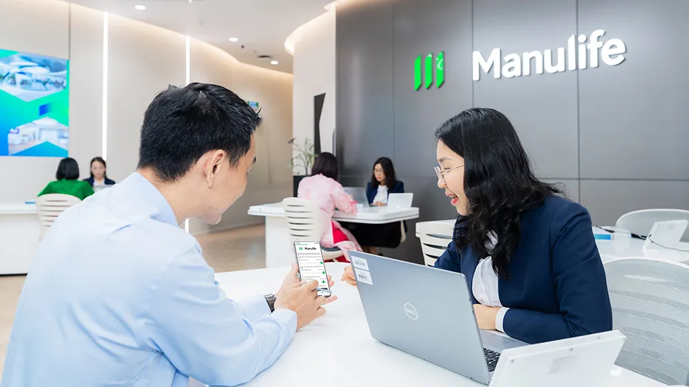 Khách hàng đánh giá trải nghiệm dịch vụ sau giao dịch. (Ảnh: Nguyen Huy) Manulife nâng cao trải nghiệm khách hàng với các giải pháp công nghệ mới.jpg