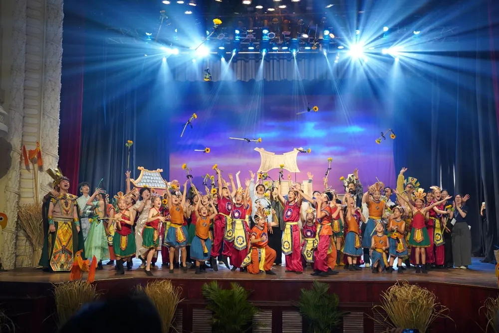 Các em học sinh cùng thầy cô giáo gắn kết hơn sau khi hoàn thành vở diễn. Victoria School định hình tương lai giáo dục toàn diện qua nhạc kịch chuẩn quốc tế.JPG
