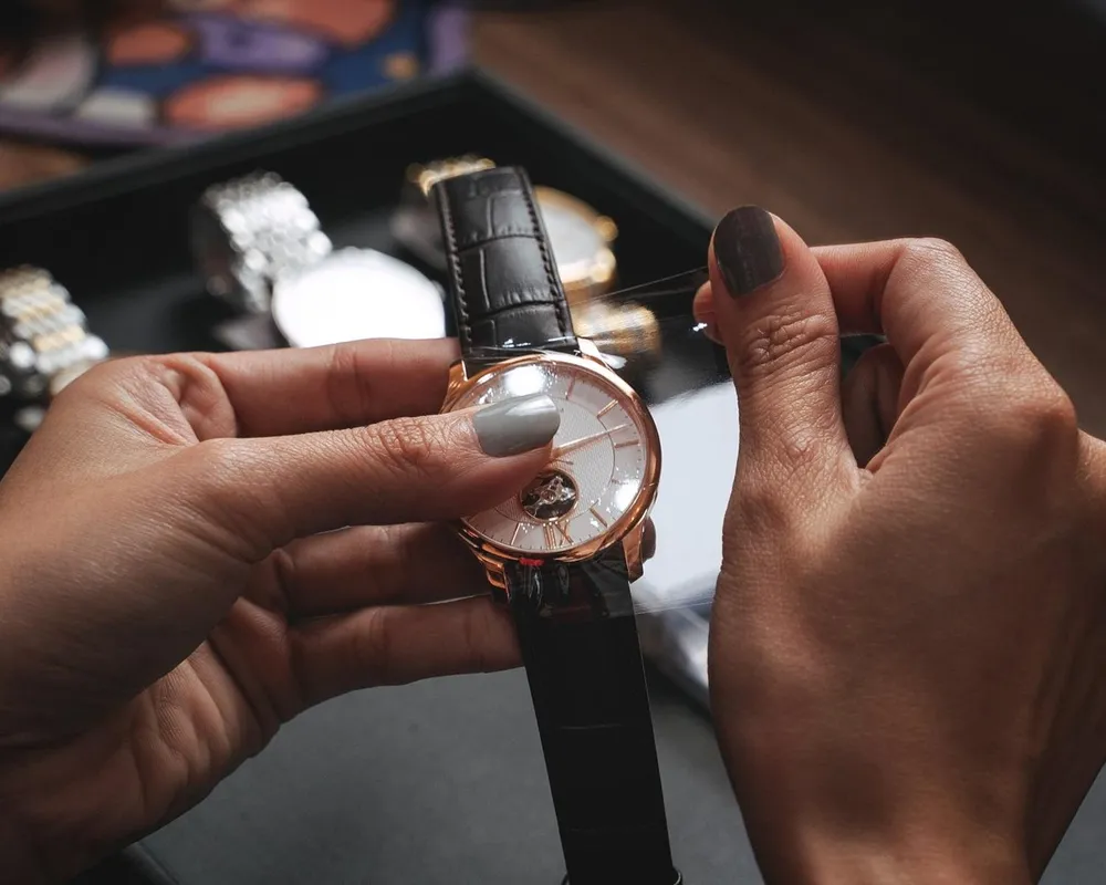 Tất cả đồng hồ bán tại Hải Triều đều bọc nilon để ngăn cách mồ hôi, trầy xước. dong-ho-orient-nam-tai-hai-trieu-co-gi-khac-so-voi-noi-khac-2.jpg