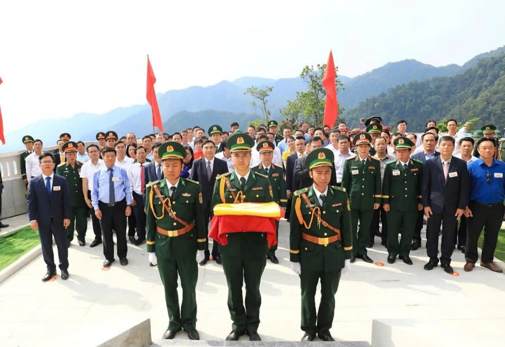 Lễ thượng cờ và gắn biển công trình Cột cờ A Pa Chải.jpg