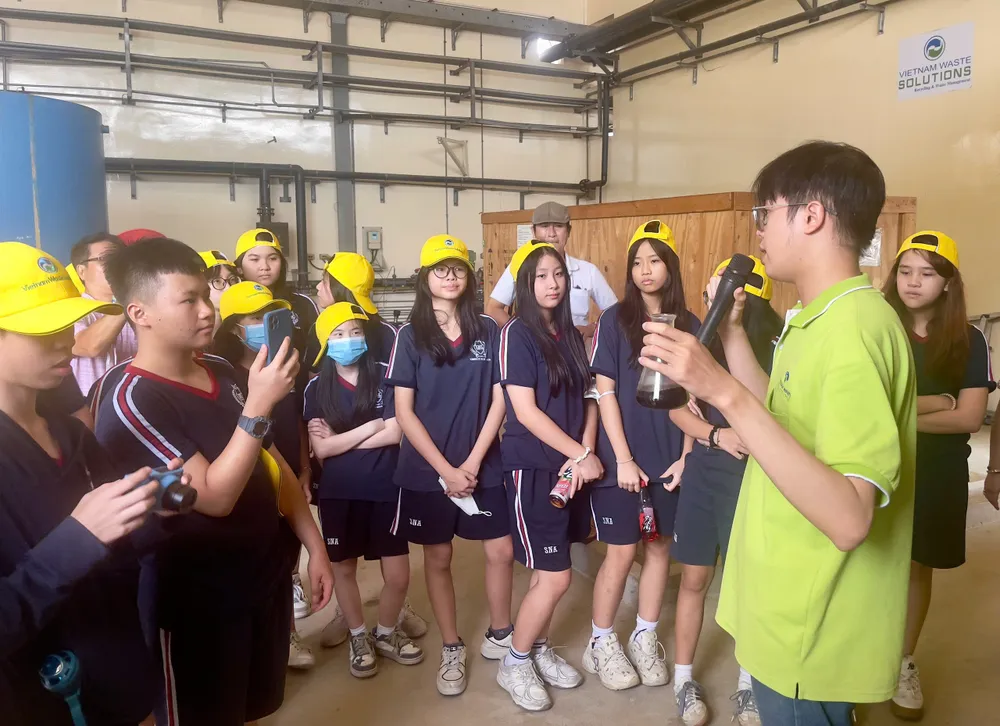 Các em học sinh tham quan nhà máy xử lý nước rỉ rác. bai-hoc-truc-quan-ve-moi-truong-tai-khu-lien-hop-xu-ly-chat-thai-da-phuoc-2.jpg