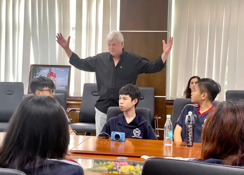 Kevin Moore – Giám đốc Điều hành VWS giới thiệu về quy trình xử lý rác. Bài học trực quan về môi trường tại Khu Liên hợp xử lý chất thải Đa Phước.jpg