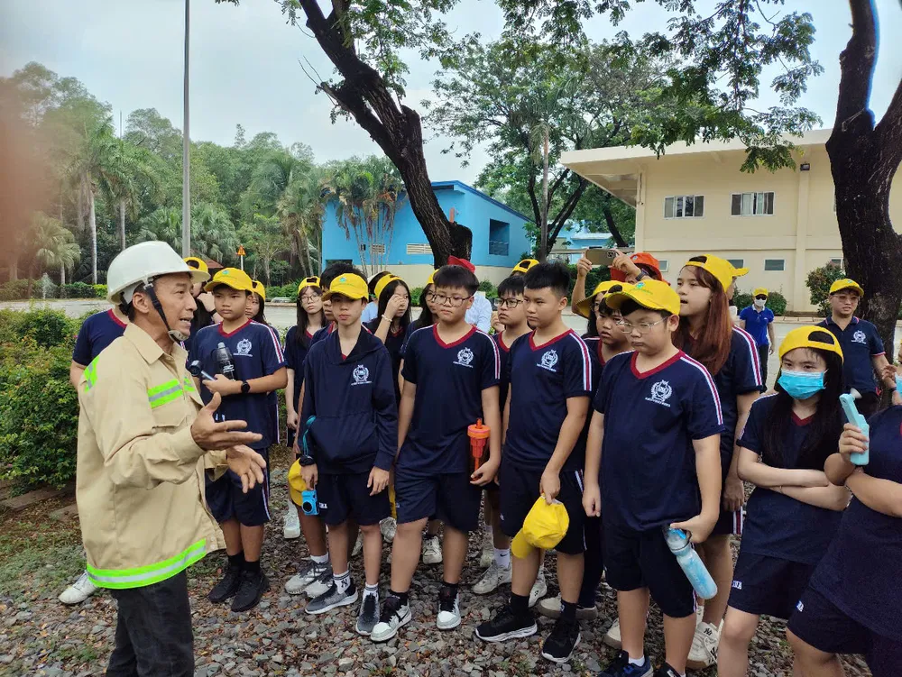 Các em học sinh tham quan nhà máy phát điện được thu khí từ bãi chôn lấp. bai-hoc-truc-quan-ve-moi-truong-tai-khu-lien-hop-xu-ly-chat-thai-da-phuoc-3.jpg