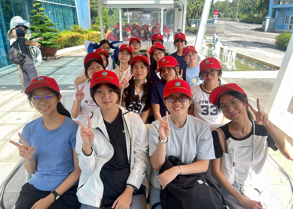 Bài học môi trường sống động dành cho học sinh tại bãi rác Đa Phước.jpg