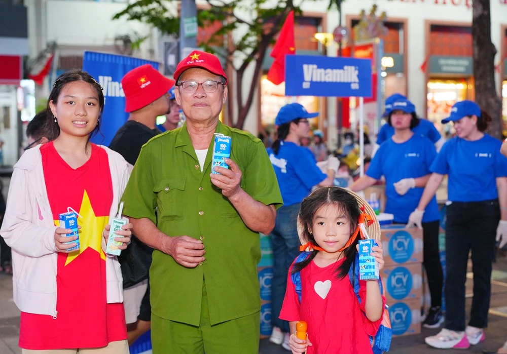 Vinamilk gửi tặng hơn 150.000 sản phẩm đến người dân tham gia ‘Concert quốc gia’.jpg