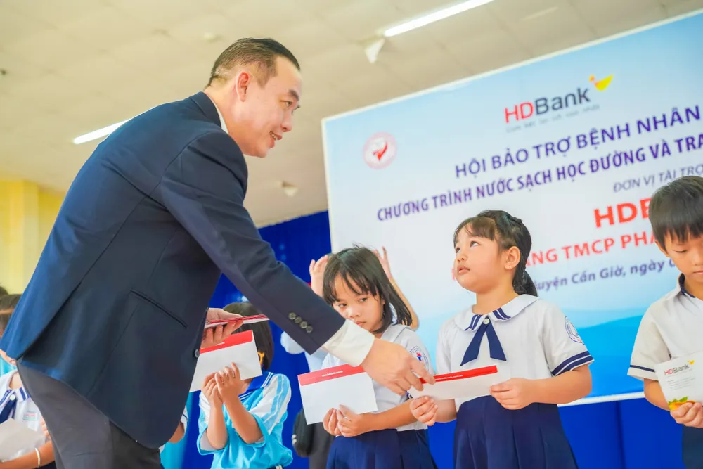 5 tháng đầu năm, HDBank tặng 2.000 căn nhà tình thương.JPG
