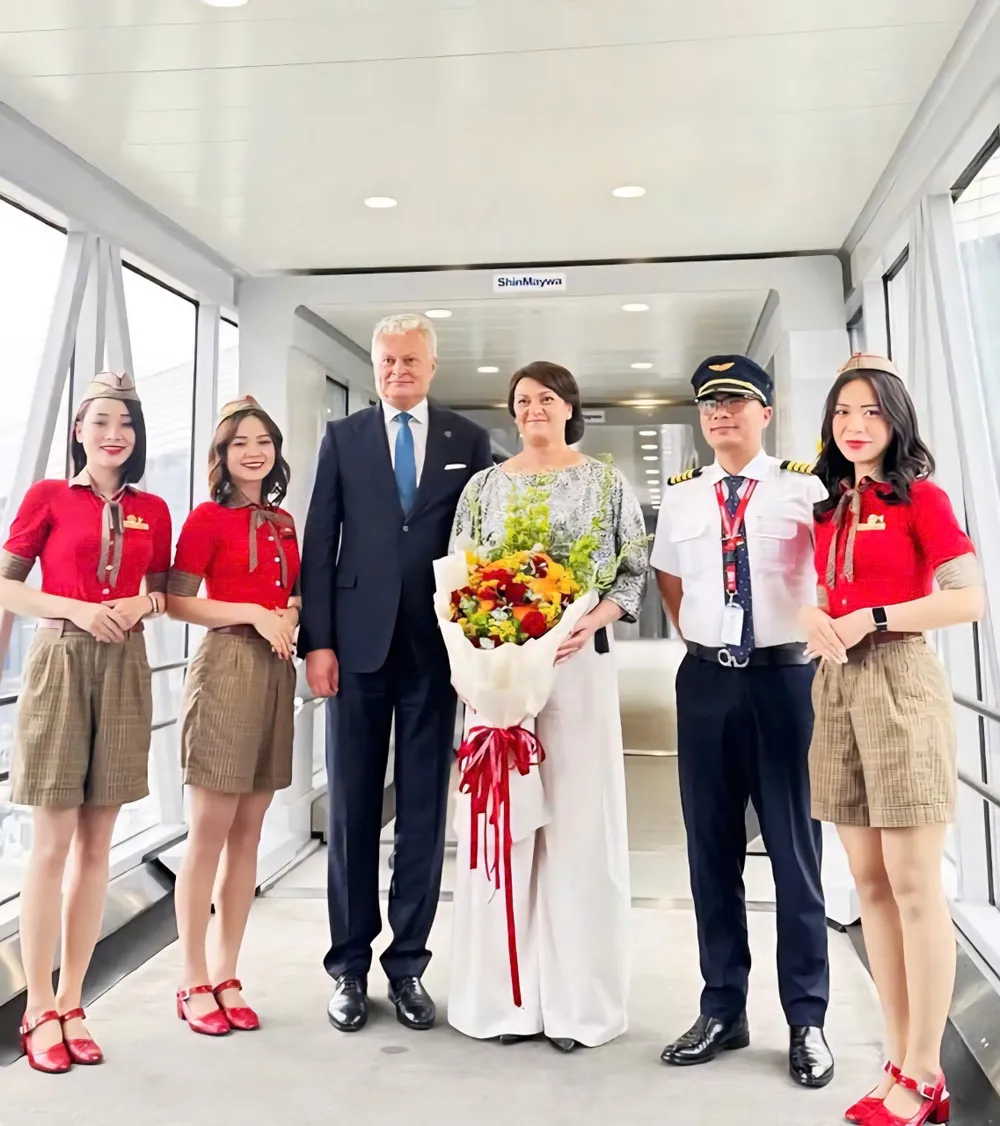 tong-thong-litva-den-ha-noi-tren-chuyen-co-vietjet-4.jpg