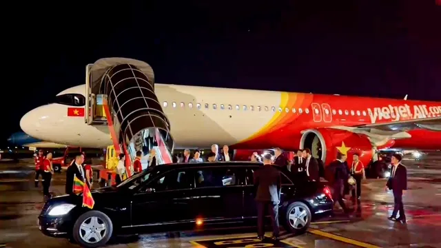 tong-thong-litva-den-ha-noi-tren-chuyen-co-vietjet-5.jpg