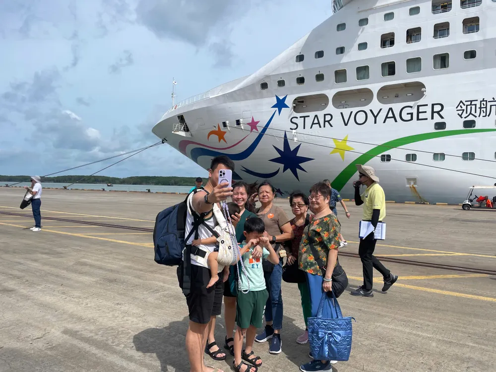 saigontourist-lan-dau-tien-phuc-vu-2-chieu-khach-inbound-outbound-cung-tau-bien-star-voyager-2.jpg