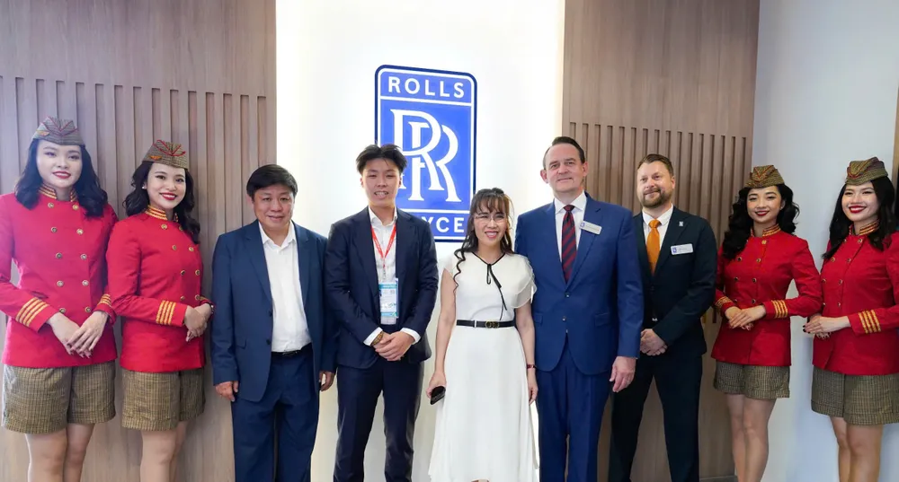 Lễ ký kết giữa Vietjet và Rolls-Royce diễn ra tại Triển lãm hàng không Paris 2025. Vietjet ký đơn hàng mới 40 động cơ Trent 7000 với Rolls-Royce.jpg
