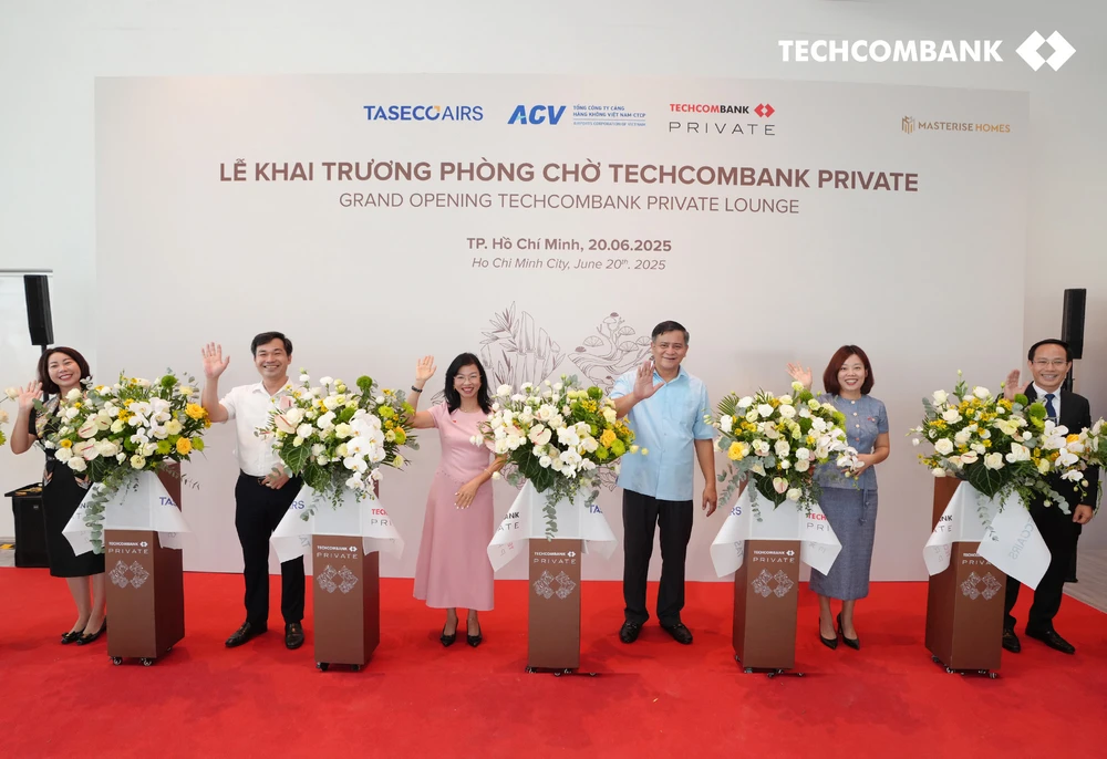 techcombank-private-lounge-ra-mat-tai-san-bay-tan-son-nhat-trai-nghiem-dang-cap-gan-ket-tinh-than.jpeg