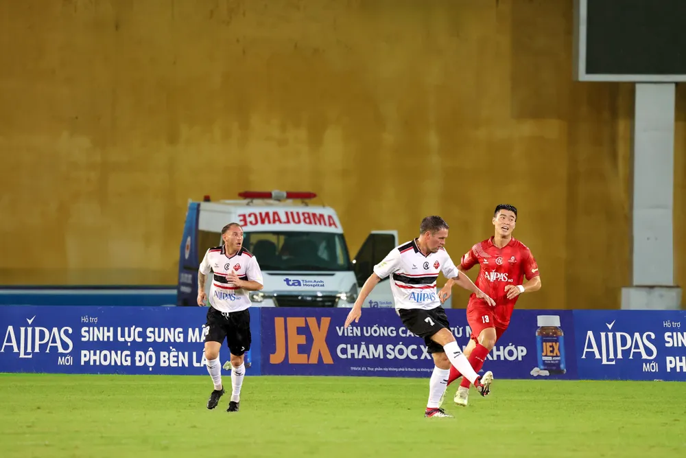 Y học thể thao là bệ phóng giữ thể lực cho huyền thoại Ngoại hạng Anh trong trận cầu tại Hà Nội.png