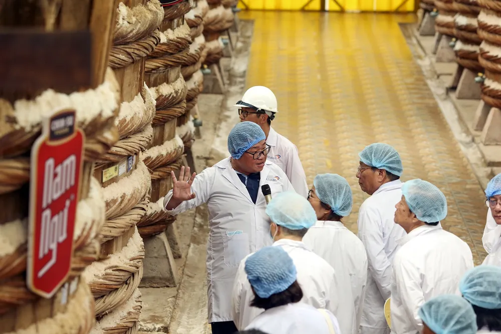Khách mời được tham quan không gian nhà thùng Masan PQ với số lượng thùng ủ lên đến gần 500 thùng. hanh-trinh-18-nam-83-trieu-lit-nuoc-mam-cot-tu-nha-may-masan-pq-5.jpg