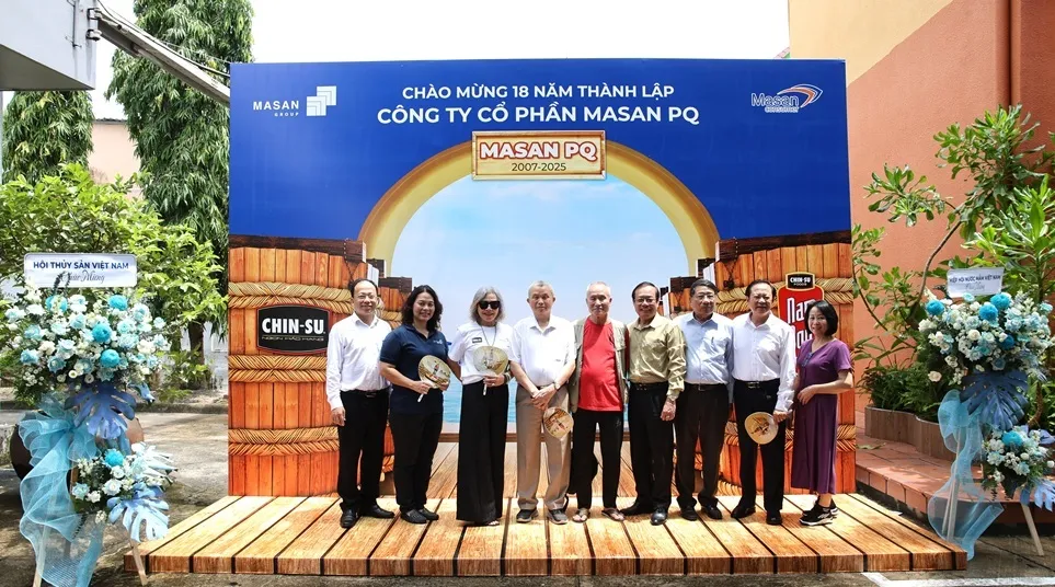 Khách mời chụp hình kỉ niệm cùng lãnh đạo Công ty Cổ phần Masan PQ. hanh-trinh-18-nam-83-trieu-lit-nuoc-mam-cot-tu-nha-may-masan-pq-6.JPG