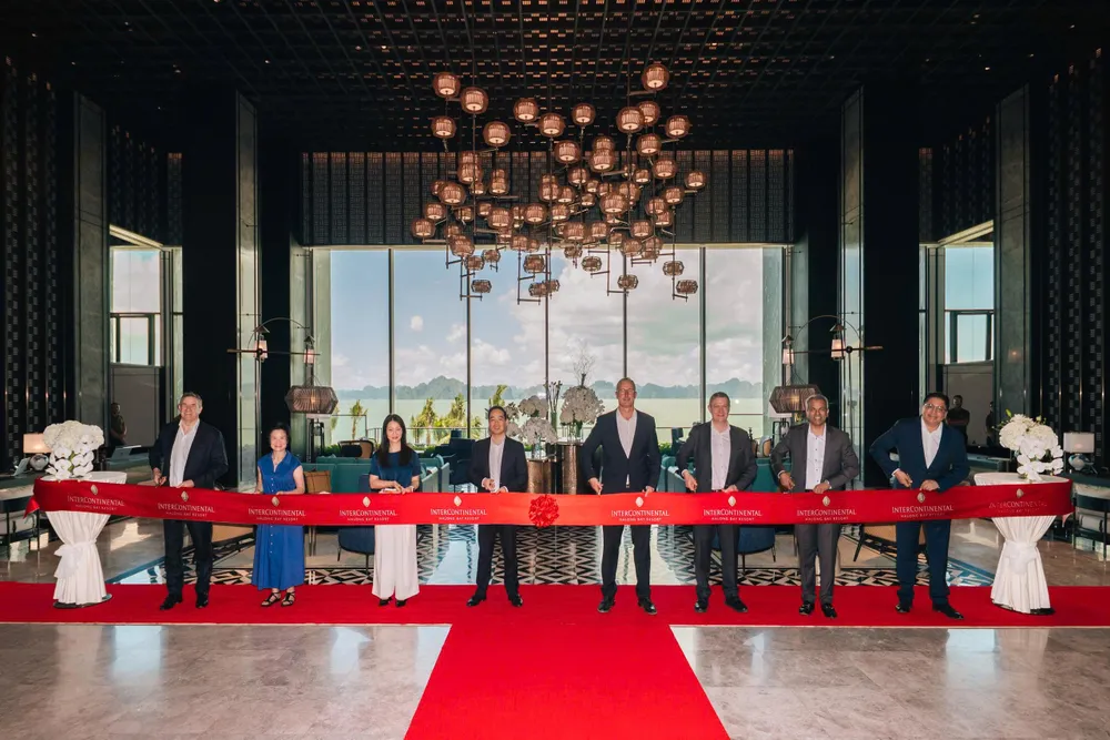 Lãnh đạo Tập đoàn BIM và lãnh đạo Tập đoàn IHG Hotels & Resorts thực hiện nghi thức khánh thành khu nghỉ dưỡng. intercontinental-halong-bay-resort-chinh-thuc-don-khach-2.jpg
