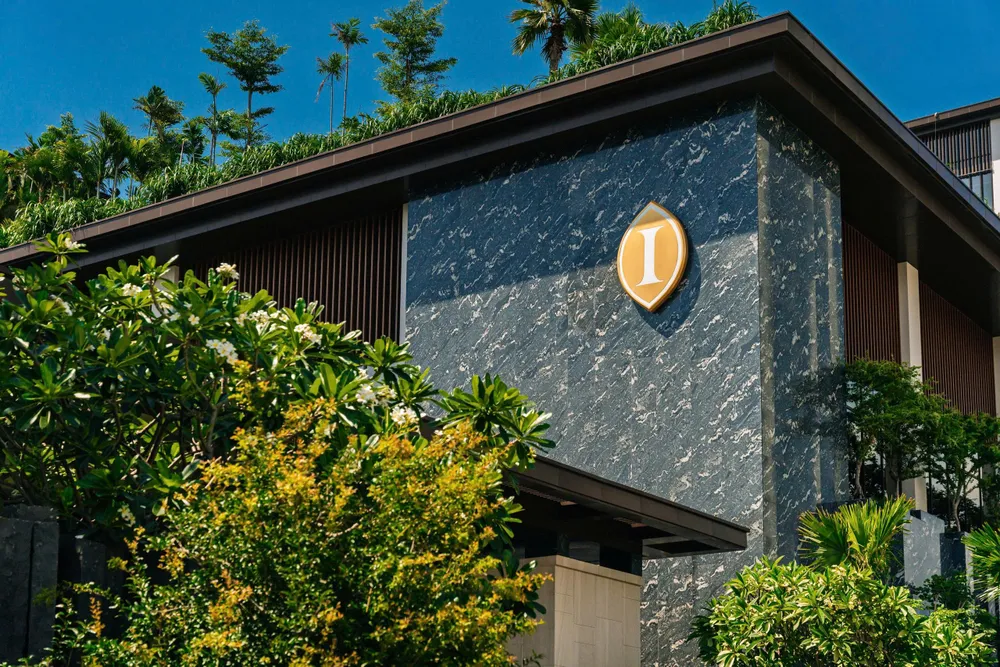 Khu nghỉ dưỡng InterContinental Halong Bay chính thức đón khách đúng ngày truyền thống ngành Du lịch Việt Nam (9-7). InterContinental Halong Bay Resort chính thức đón khách.jpg