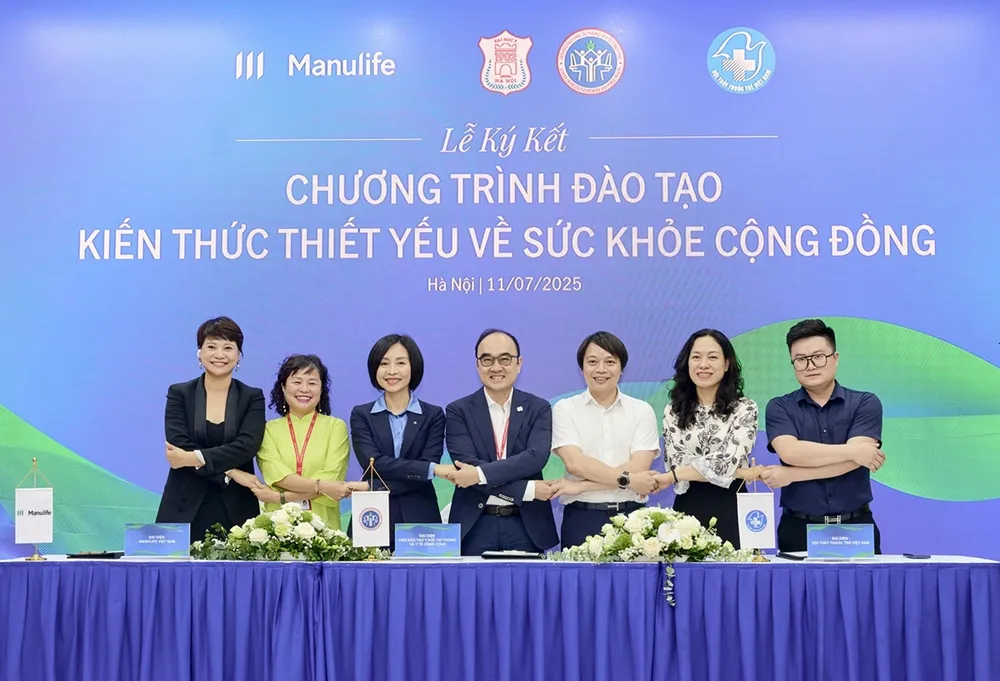 Đại diện lãnh đạo của Manulife Việt Nam, Hội Thầy thuốc trẻ Việt Nam và Viện đào tạo Y học dự phòng và Y tế công cộng chụp hình lưu niệm. manulife-viet-nam-tien-phong-nang-cao-kien-thuc-y-te-cho-tu-van-vien-bao-hiem.jpg