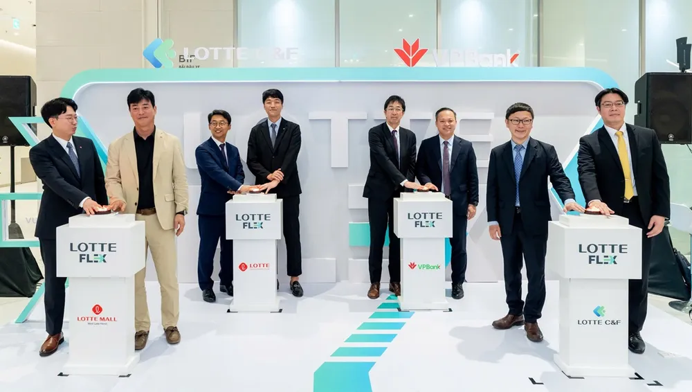 Đại diện VPBank và LOTTE C&F tại sự kiện ra mắt LOTTE FLEX. vpbank-va-lotte-c-f-danh-dau-cot-moc-hop-tac-moi-gia-tang-trai-nghiem-khach-hang-2.jpg