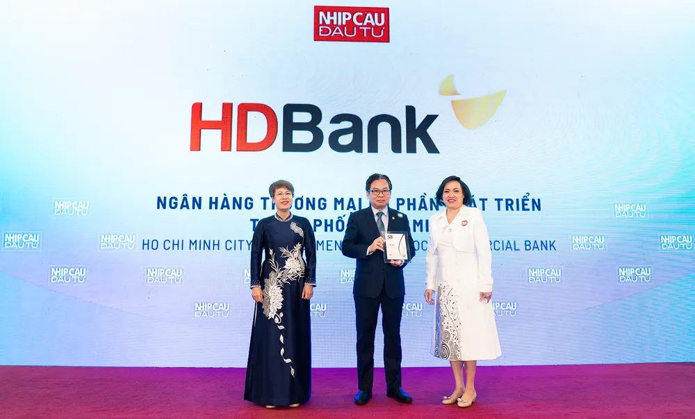 Ông Trần Hoài Phương - Giám đốc Ngân hàng Doanh nghiệp HDBank- đại diện HDBank nhận giải. HDBank ghi dấu ấn mạnh mẽ với ba giải thưởng lớn trong nước và quốc tế.png