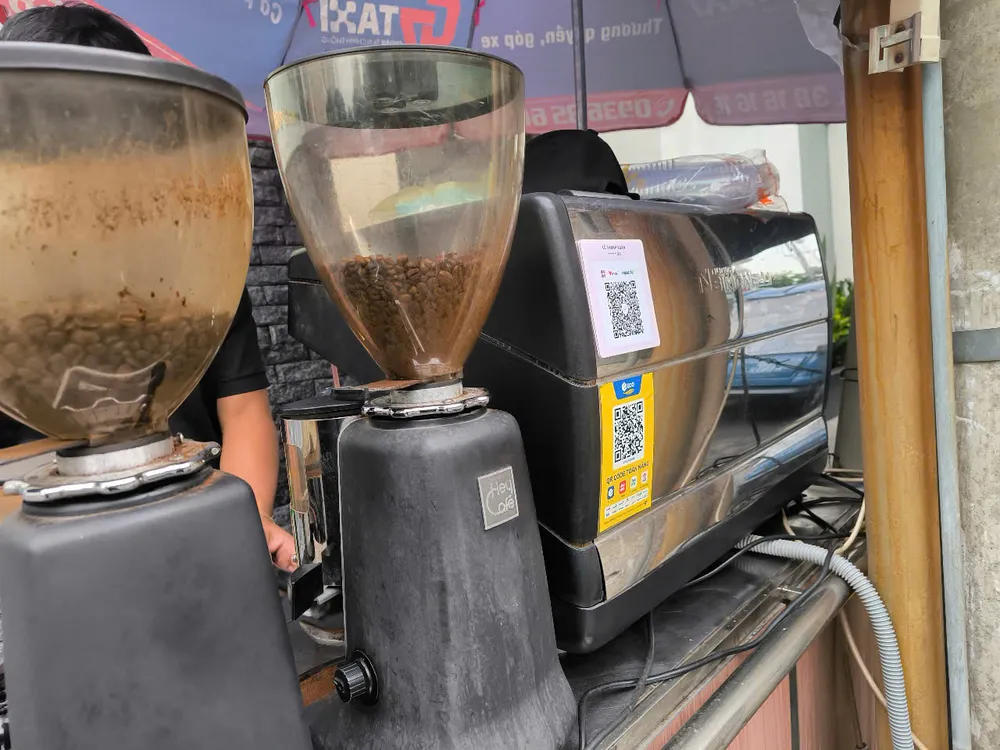 Một trong những quán cafe hưởng ứng Nghị định 181/2025/NĐ-CP về thanh toán không dùng tiền. Chuyển đổi số: Khi người dân sẵn sàng, nhưng doanh nghiệp vẫn có nơi chưa chuyển động.jpg