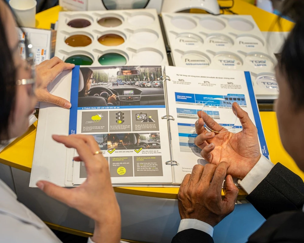 Vì sao nên mua tròng kính chống ánh sáng xanh tại Hải Triều?.jpg