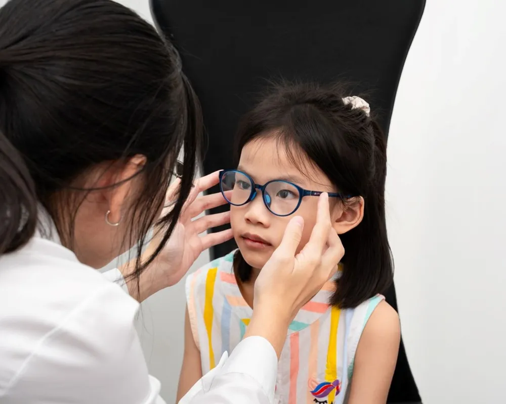 Đầu tư tròng kính kiểm soát cận thị tại Kính Hải Triều có đáng?.jpg