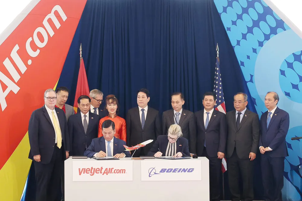 chu-tich-nuoc-luong-cuong-chung-kien-vietjet-nhan-ban-giao-tau-bay-boeing-dau-tien-6.jpg