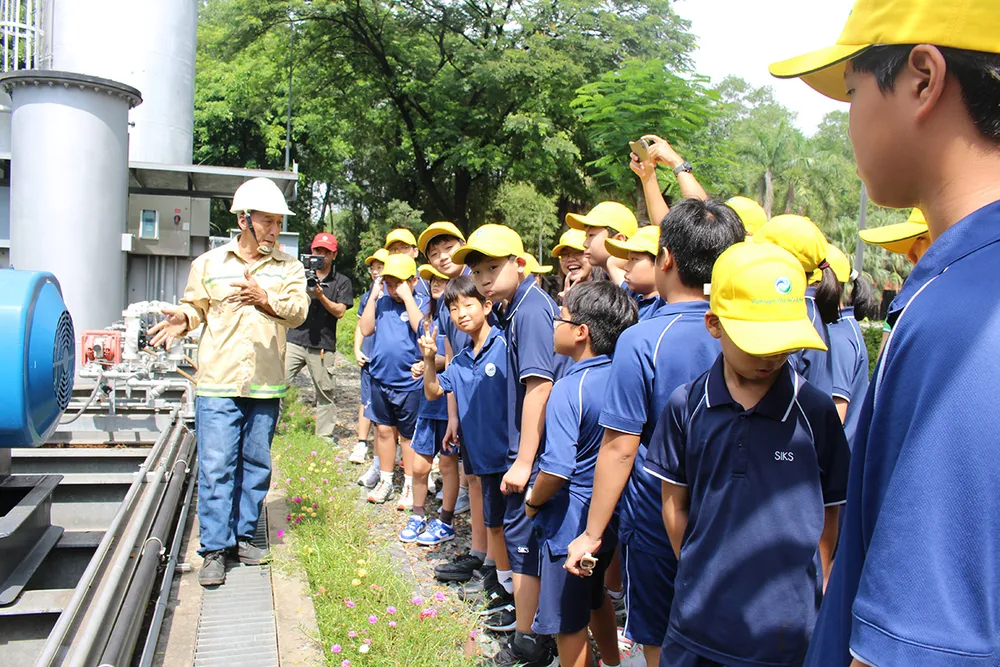 hoc-sinh-quoc-te-siks-tham-quan-cong-nghe-xu-ly-chat-thai-tai-da-phuoc-2.jpg