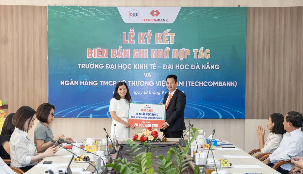 techcombank-hop-tac-chien-luoc-voi-truong-due-phat-trien-nguon-nhan-luc-cho-trung-tam-tai-chinh-quoc-te-2.jpg