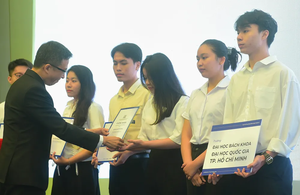 Trao học bổng Đinh Thiện Lý cho sinh viên vượt khó học giỏi.JPG