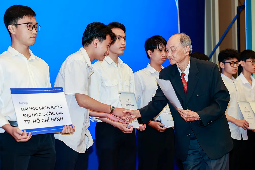 Phú Mỹ Hưng và Quỹ Đinh Thiện Lý trao tặng học bổng gần 8,8 tỷ đồng.JPG