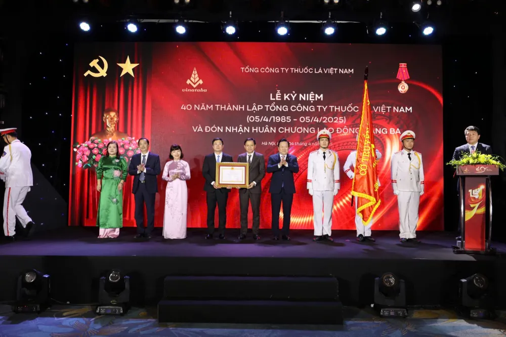 Vinataba 40 năm phát triển: Vinh dự đón nhận Huân chương Lao động hạng Ba.jpg