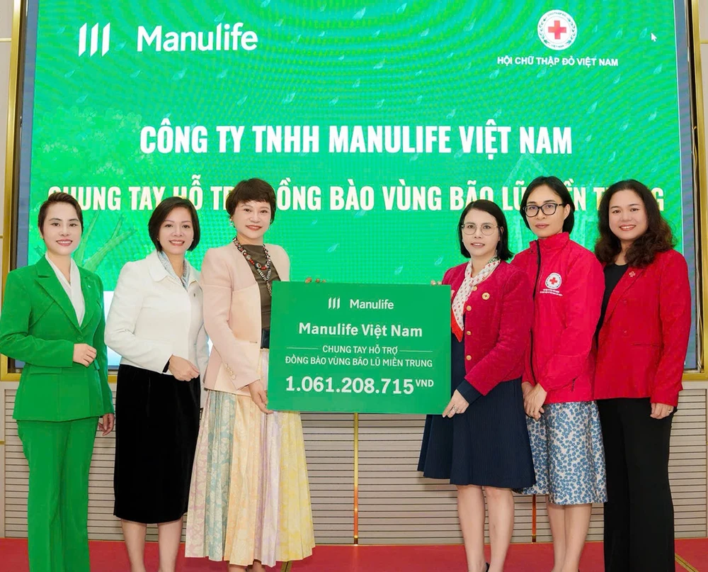 manulife-quyen-gop-hon-1-ty-dong-ho-tro-dong-bao-mien-trung-tay-nguyen-bi-lu-lut.jpg
