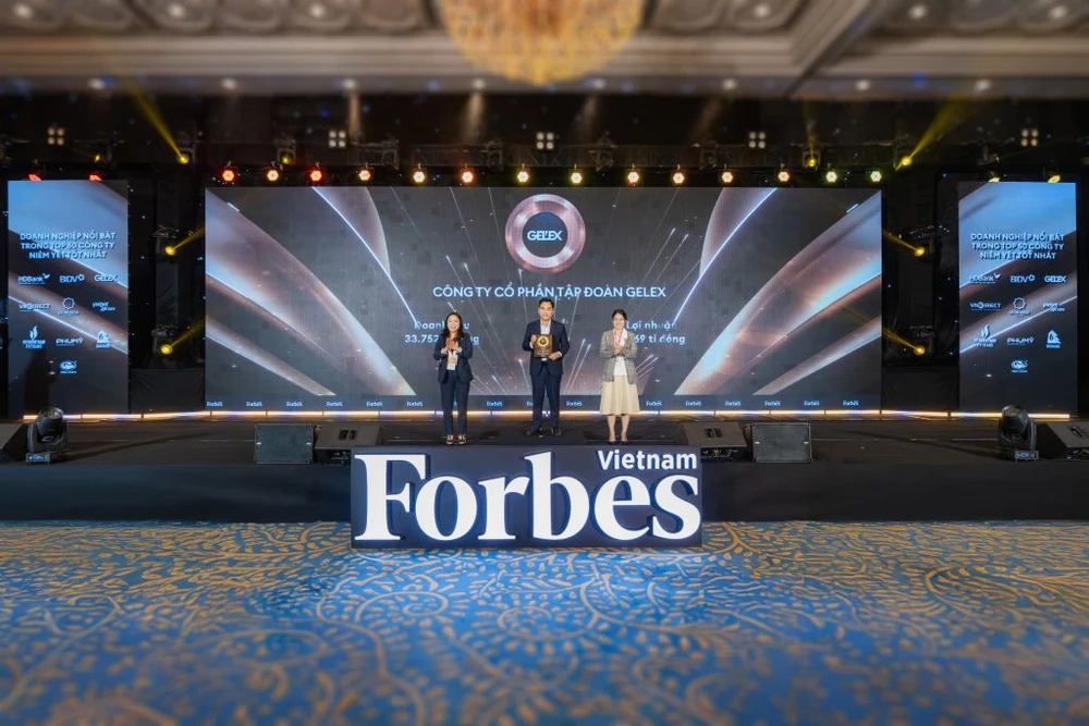 Đại diện Tập đoàn GELEX nhận chứng nhận TOP 50 Công ty niêm yết tốt nhất Việt Nam.