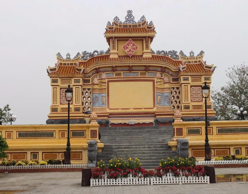 Bia Quốc Học đang được đơn vị thi công chỉnh sửa lại các chi tiết