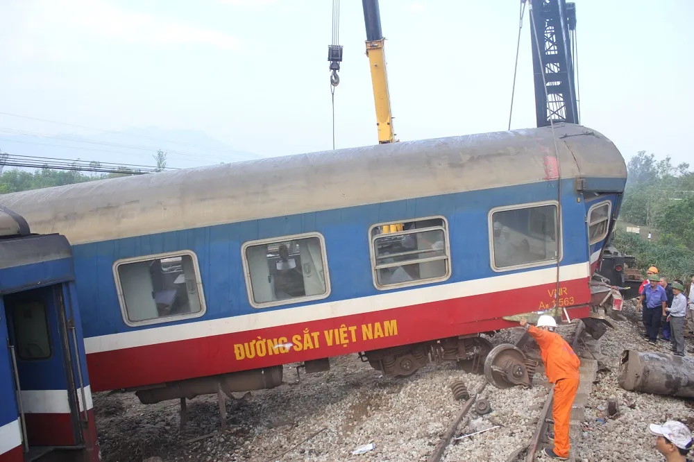 Các toa tàu SE2 bị nạn đã được đưa ra khỏi đường ray ảnh 1 Các toa tàu SE2 bị nạn đã được đưa ra khỏi đường ray ảnh 1