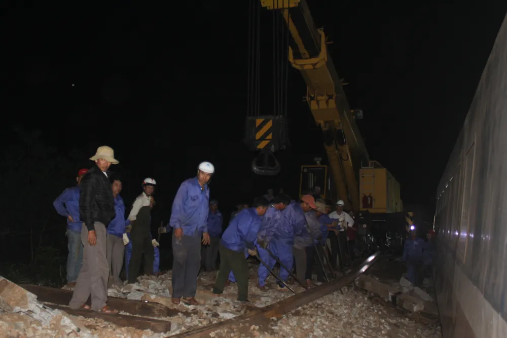 Trắng đêm cứu hộ tàu SE2 gặp nạn tại Huế ảnh 10 Trắng đêm cứu hộ tàu SE2 gặp nạn tại Huế ảnh 10