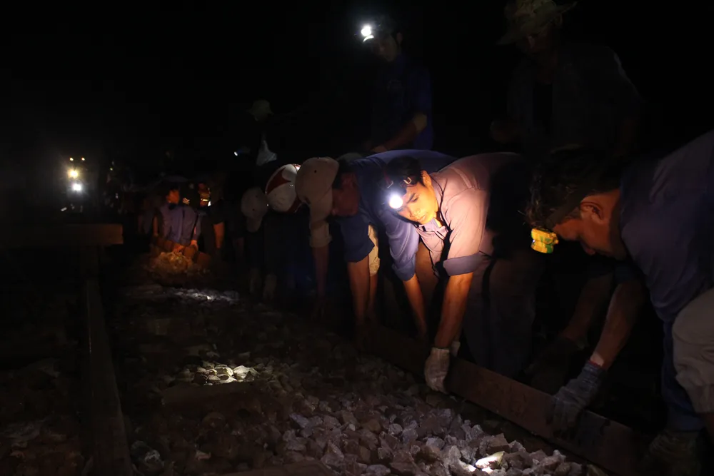 Trắng đêm cứu hộ tàu SE2 gặp nạn tại Huế ảnh 4 Trắng đêm cứu hộ tàu SE2 gặp nạn tại Huế ảnh 4