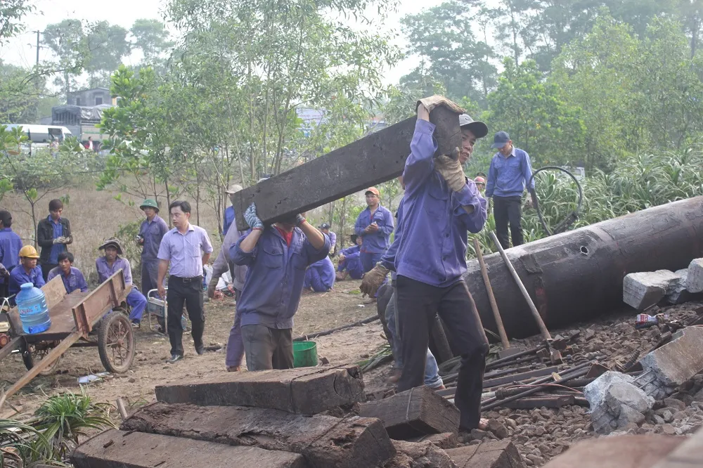 Các toa tàu SE2 bị nạn đã được đưa ra khỏi đường ray ảnh 3 Các toa tàu SE2 bị nạn đã được đưa ra khỏi đường ray ảnh 3